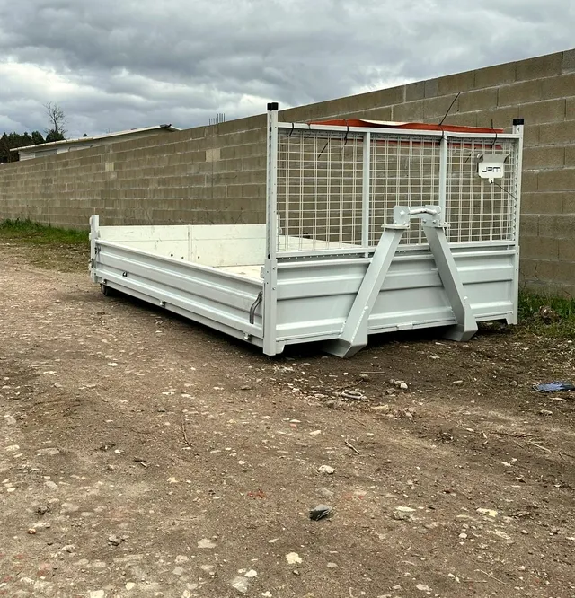 Benne posée sur un terrain, location de benne à Libourne – Lib’Bennes