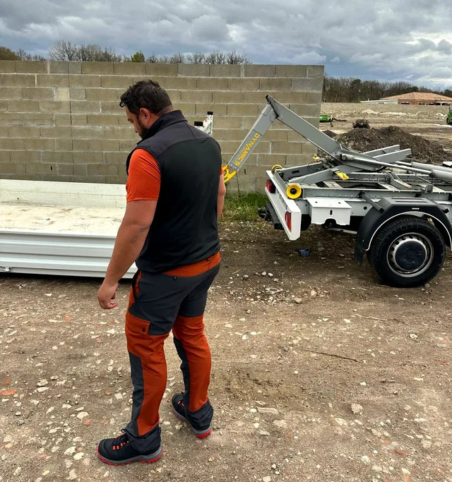 Bras ampliroll prêt à manutentionner une benne sur un chantier, location de benne à Libourne – Lib’Bennes