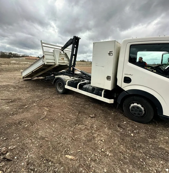 Camion ampliroll chargeant une benne, location de benne à Libourne – Lib’Bennes